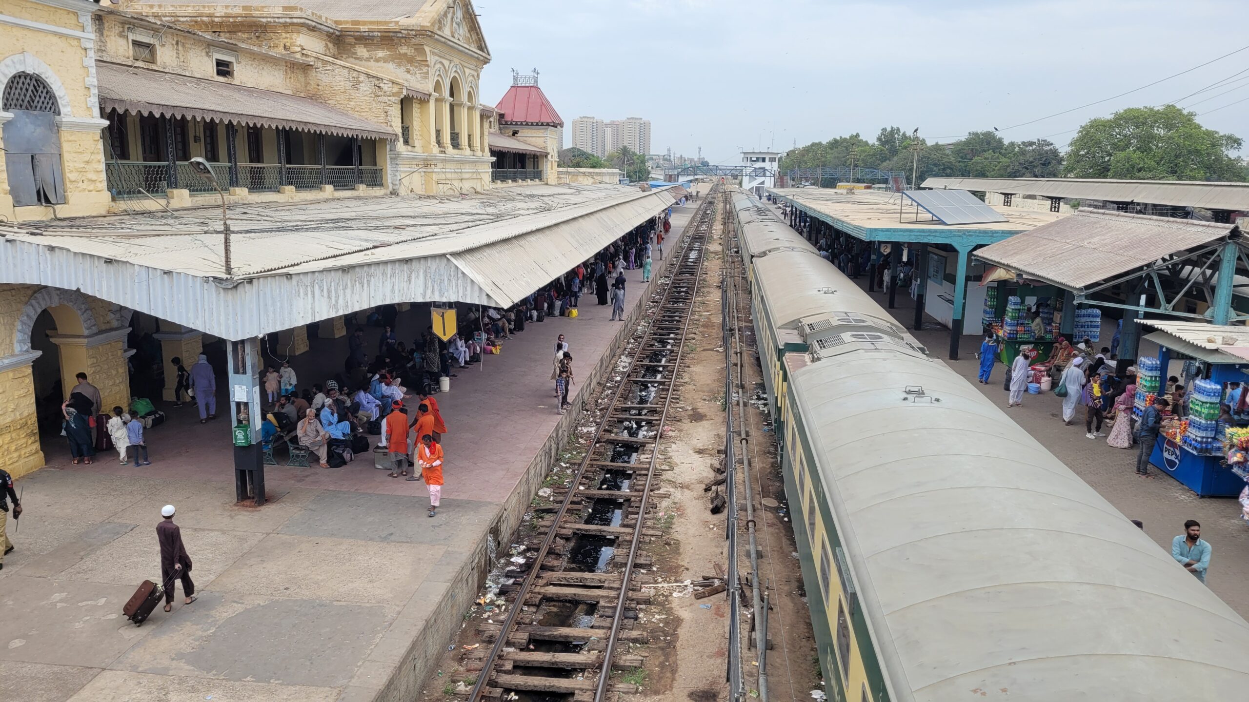 How to take the night train from Karachi to Lahore (Pakistan)