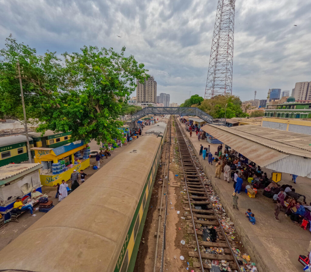 How to take the night train from Karachi to Lahore (Pakistan)
