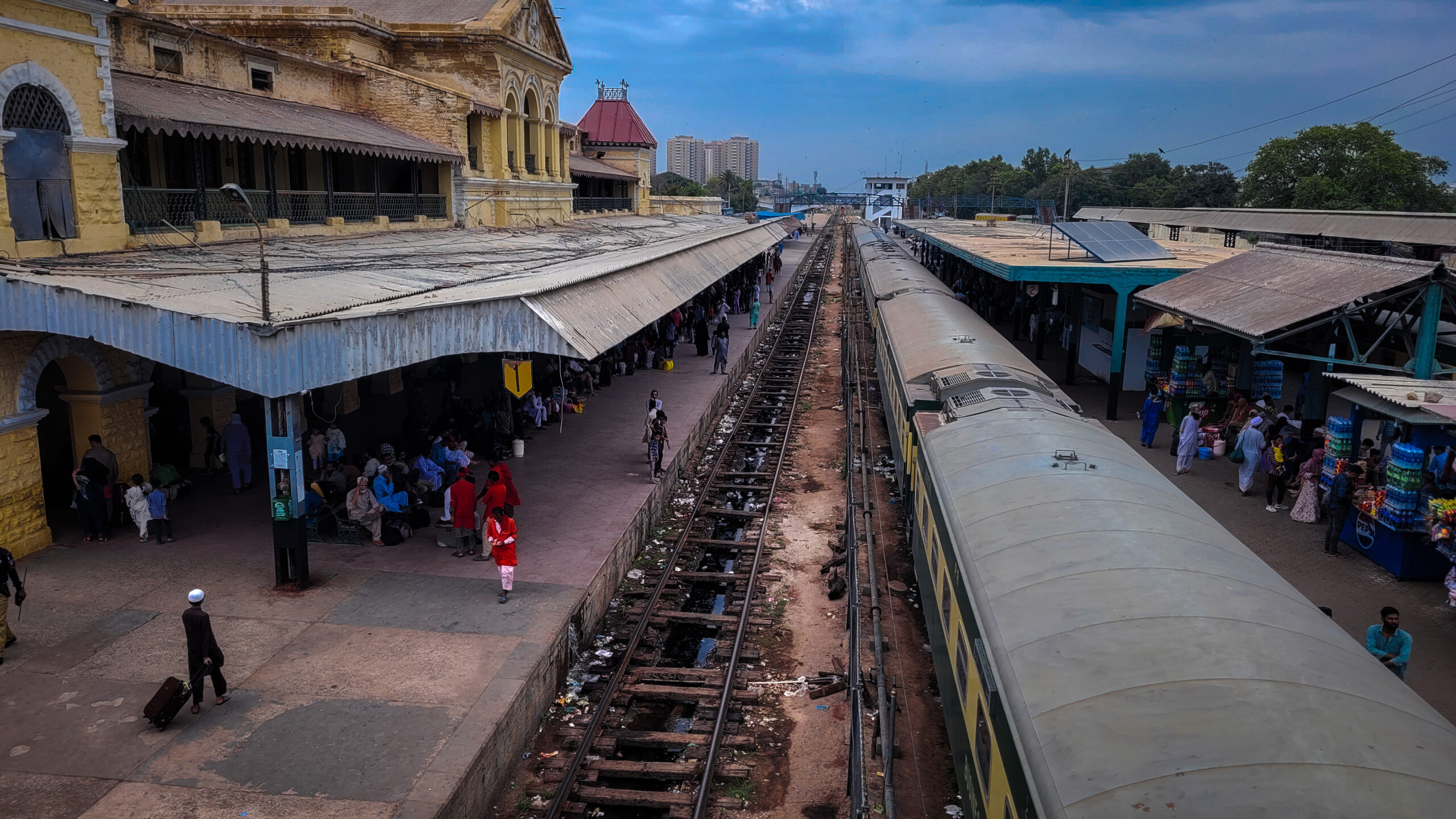 Karachi Train Station - How to visit Karachi, Pakistan